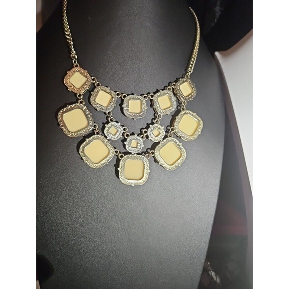 Beautiful Vintage Faceted and Bubble Cream Necklace - Picture 2 of 2